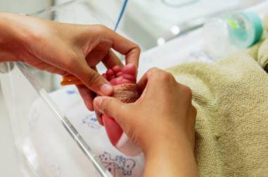 pulse oximetry on newborn's foot